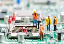 What Is a 404 Error Page? foto de un microchip dentro de una computadora arreglando un error 404